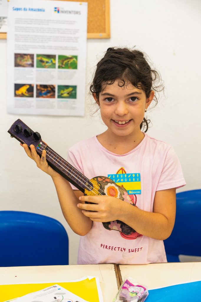 Rapariga com ukulele – The Inventors