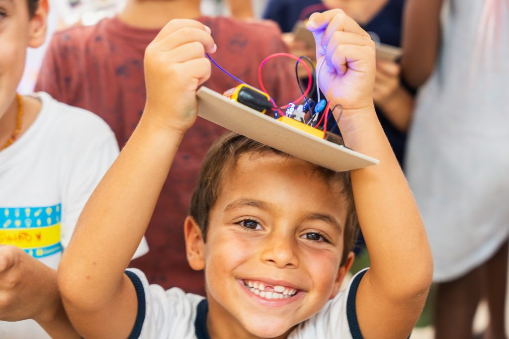 Rapaz com projeto eletrónico – The Inventors